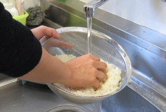 たっぷりの水でササッと洗う
