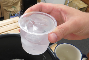 氷を用意する。お米は冷たい水で炊くとおいしくなる