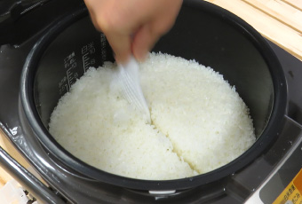 炊き上がったらすぐにフタを開け、ご飯をほぐす
